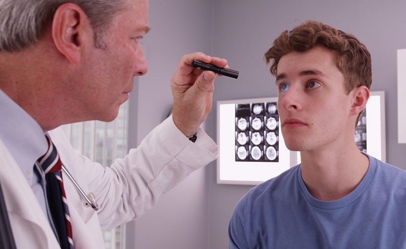 Fand ein Medikament, das das Gehirn nach schweren Gehirnerschütterungen wiederherstellt