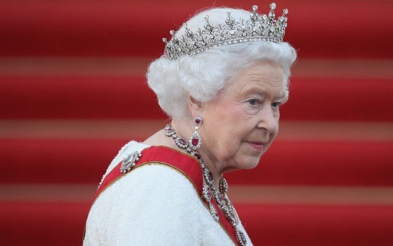 La regina Elisabetta ha rilasciato una dichiarazione dopo aver segnalato il suo infortunio