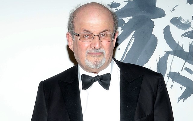 Lo scrittore statunitense Salman Rushdie ha attaccato È stato operato d'urgenza