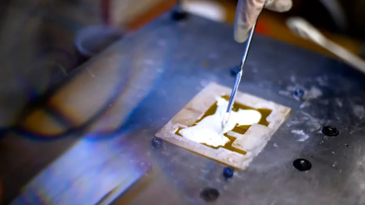 새로운 유형의 세라믹은 알루미늄보다 전자 제품을 과열로부터 더 잘 보호합니다.