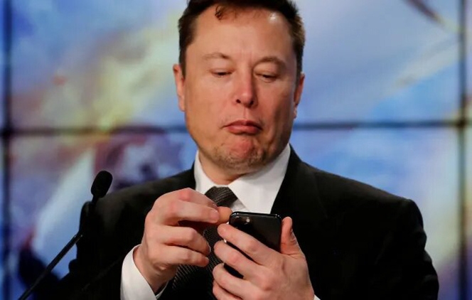 イーロン・マスクがツイッターを購入する取引を終了すると脅迫