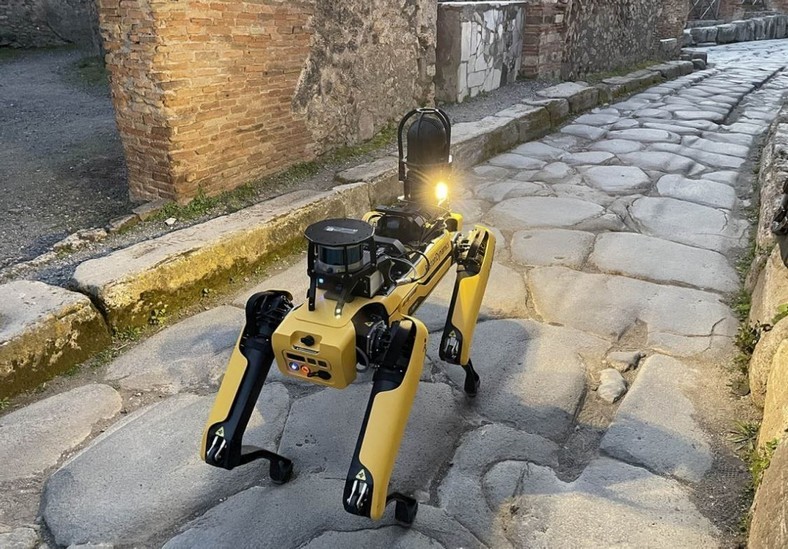 Le chien robot Spot patrouille dans les ruines antiques de Pompéi
