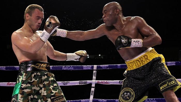 Anderson Silva는 Julio Cesar Chavez Jr.를 물리 쳤습니다.