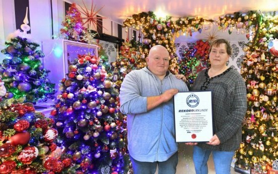 Familie aus Deutschland hat 444 Weihnachtsbäume zu Hause aufgestellt und den Weltrekord gebrochen