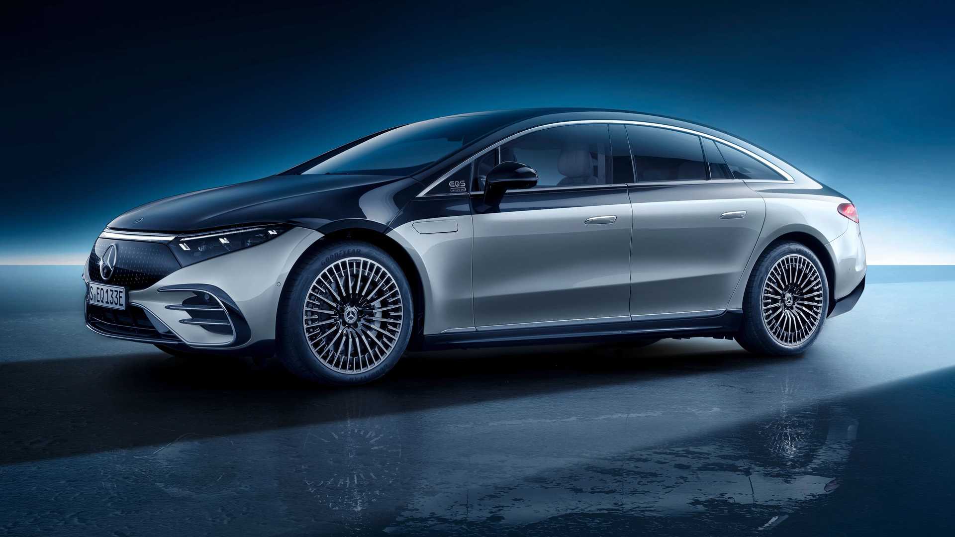 Novo Mercedes EQS fotografado enquanto carrega antes da estreia em 19 de abril
