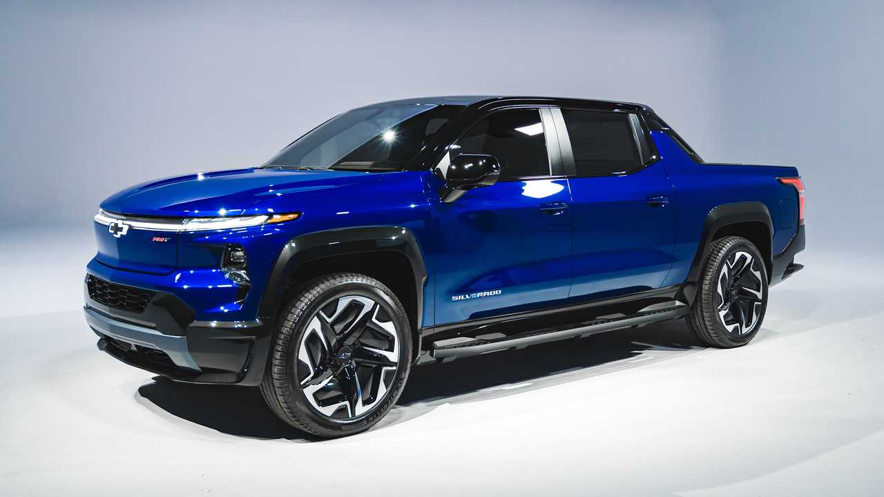 Il camioncino elettrico Chevrolet Silverado EV del 2024 supera per la prima volta i test su strada