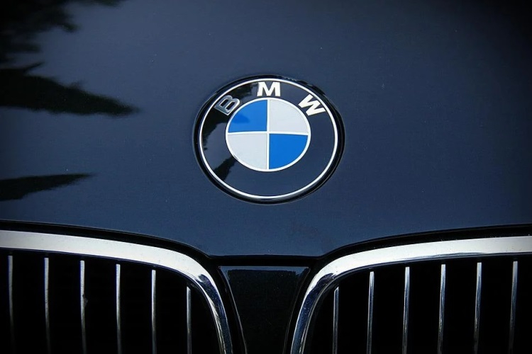 Le nuove auto BMW non hanno ricevuto il supporto per Android Auto e Apple CarPlay a causa di un cambio di fornitore di chip: verrà aggiunto in futuro
