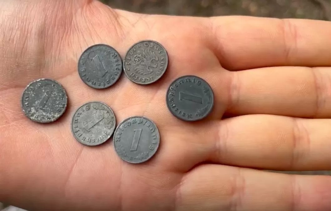 ポーランドの宮殿で発見されたSSの保管庫からのコイン