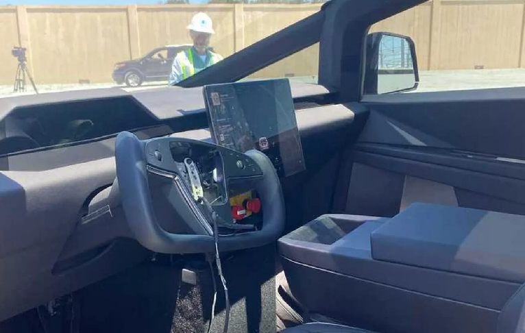 インターネットは最新のテスラサイバートラックプロトタイプの内部を示しました