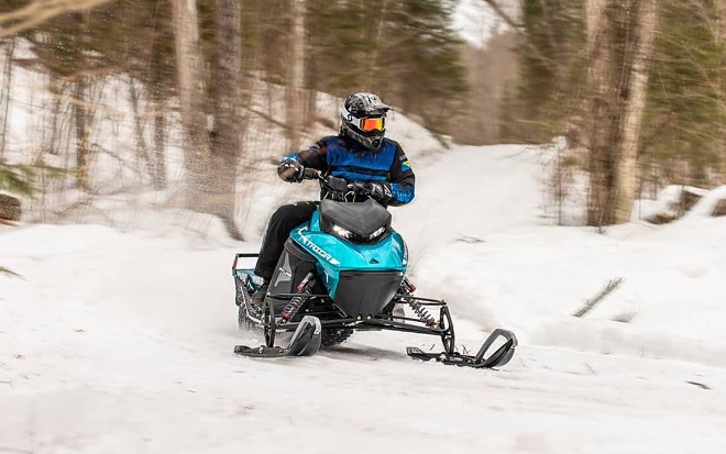 Die ersten elektrischen Taiga-Schneemobile rollen in Kanada vom Band