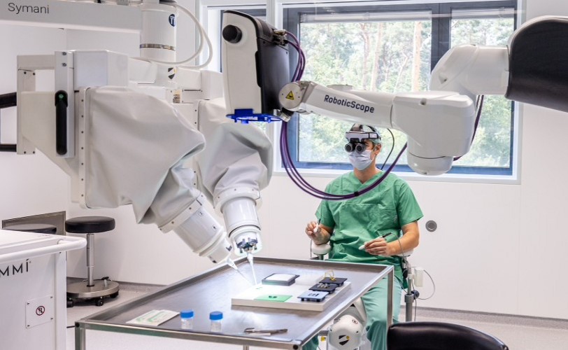 Erste vollrobotergestützte Mikrochirurgie in Deutschland