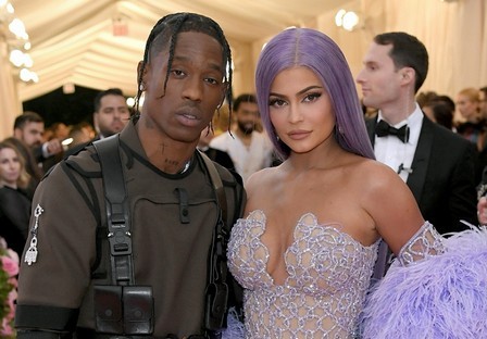 Kylie Jenner e Travis Scott nominano il loro secondo figlio