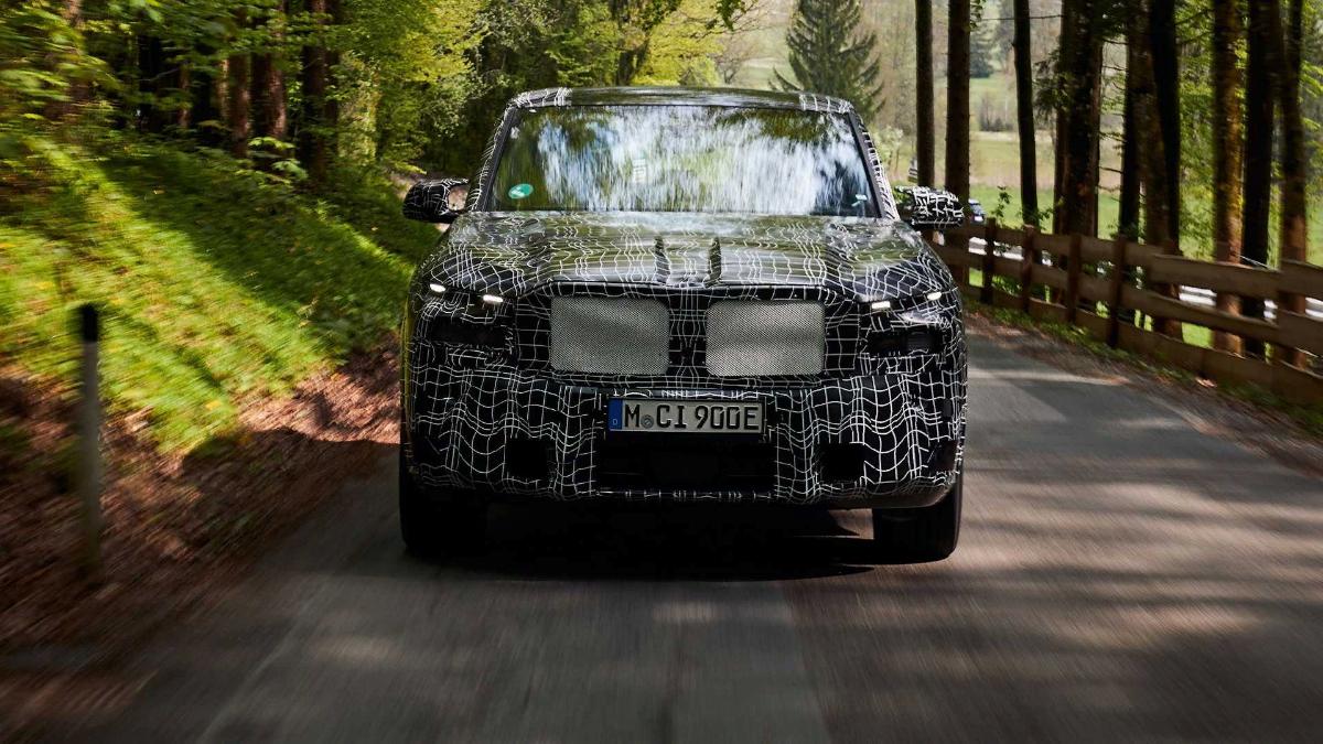 새로운 하이브리드 BMW XM은 650hp의 출력을 가진 두 가지 버전을 받게 됩니다. 2023년