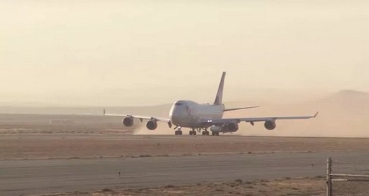 Virgin Orbit은 보잉 747의 날개 아래에서 부스터 로켓을 발사하여 7개의 위성을 궤도에 올려 놓습니다.