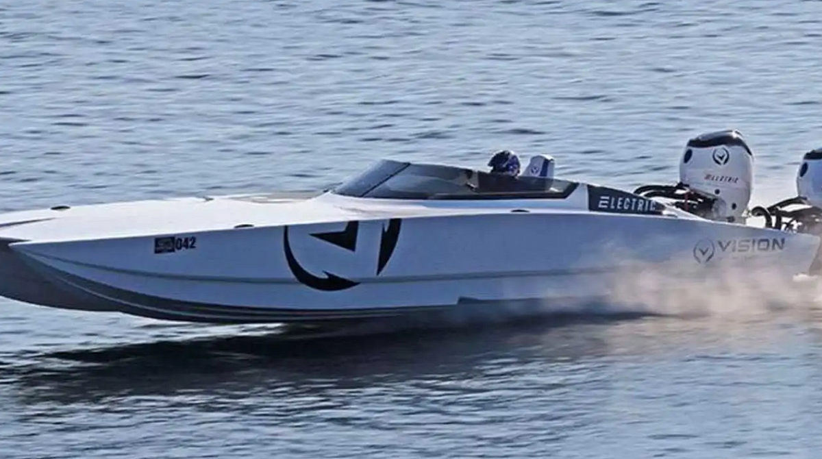 Barco elétrico com motores de popa Vision Marine acelera a uma velocidade recorde de 175 km/h