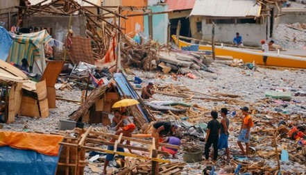 Il super tifone nelle Filippine uccide oltre 400 persone