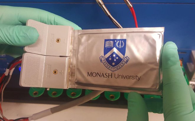 세계에서 가장 효율적인 배터리는 스마트폰에 5일의 작업 시간을 제공합니다