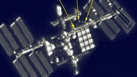 Per la prima volta, una fotografia di due astronauti nello spazio è stata scattata dalla Terra