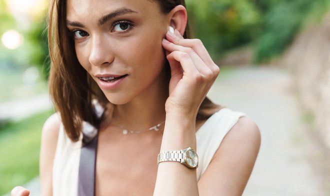 EarCommand 기술을 사용하면 자동 명령을 사용하여 전자 장치를 제어할 수 있습니다.