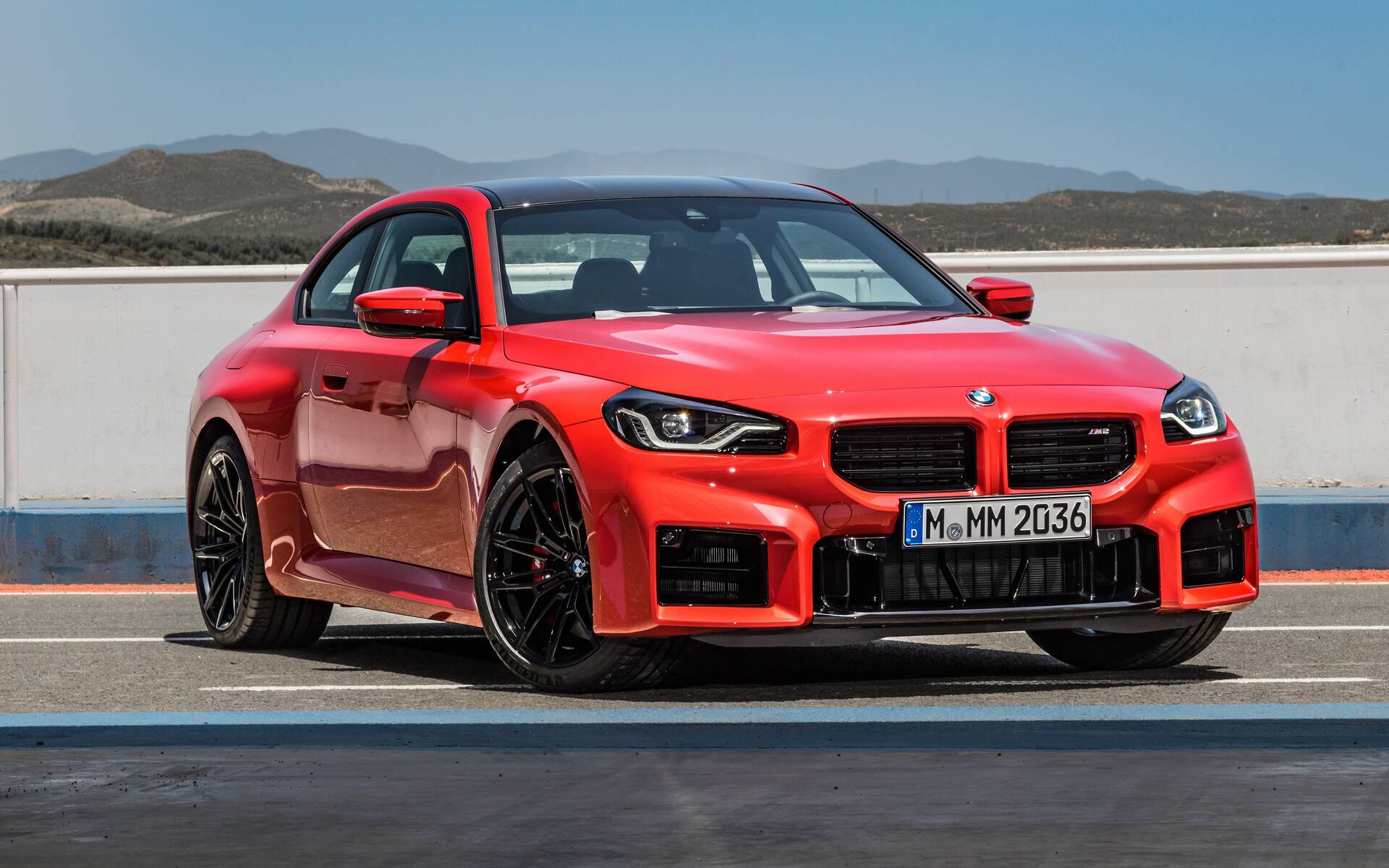 사진에서 보여준 새로운 BMW M2 M Performance 2023