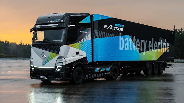 Mercedes-Benz presenta il camion elettrico eActros LongHaul