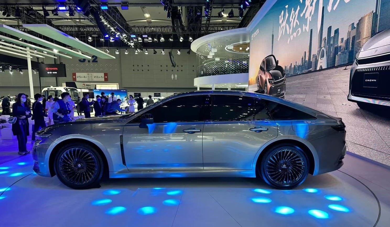 Apresentando o grande sedã Toyota Crown com tração traseira