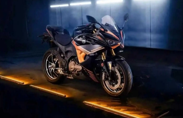 Ha mostrato una nuova moto sportiva GS550 del produttore cinese QJ Motor