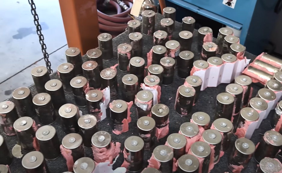 비디오: Tesla 4680 배터리 팩 분해