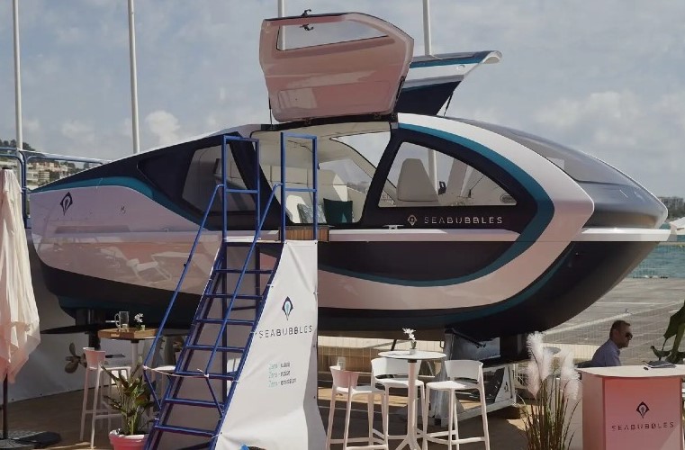 Barco de hidrogênio apresentado para 12 pessoas, acelerando até 41 km/h