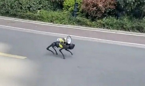 Cães-robô ajudam moradores de Xangai a cumprir toque de recolher