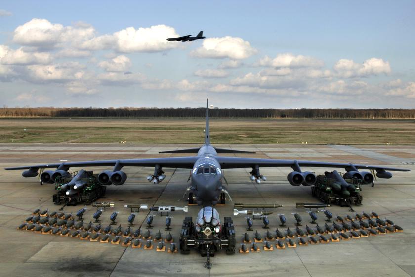 歴史上初めて、米国は B-52 ストラトフォートレス核爆撃機を NATO 司令部に移管しました。