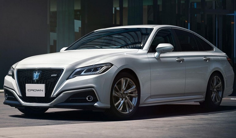 トヨタはその象徴的なクラウンセダンをクロスオーバーに変える