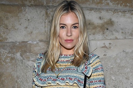 Sienna Miller esce con l'attore Oli Green