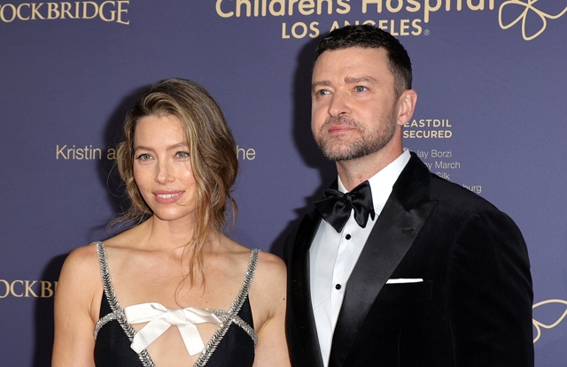 저스틴 팀버레이크(Justin Timberlake)와 제시카 비엘(Jessica Biel)은 어린이 병원을 지원하는 자선의 밤에 참석했습니다.