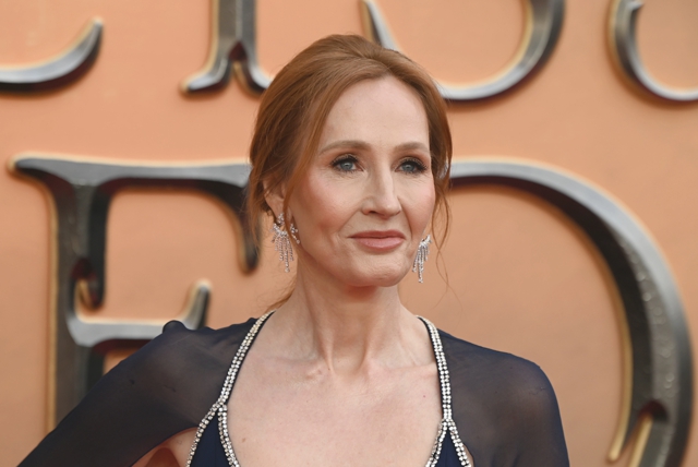 JK Rowling ha espresso sostegno a Salman Rushdie e ha iniziato a ricevere minacce