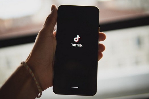 TikTok è diventata l'app più popolare al mondo, superando Facebook