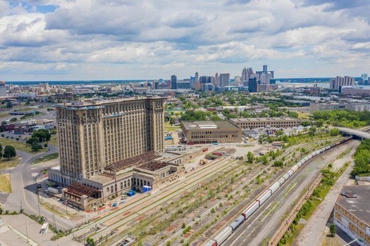 Ford e Google trasformeranno la stazione ferroviaria abbandonata di Detroit in veicolo elettrico e hub di sviluppo della guida autonoma