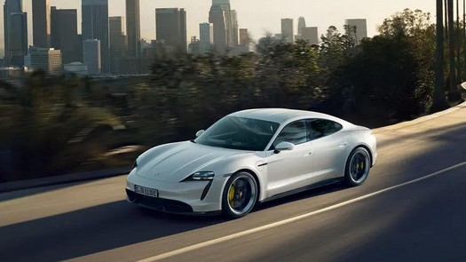 L'auto elettrica Porsche Taycan batte il Guinness dei record grazie alla ricarica rapida