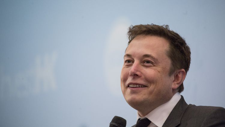 Elon Musk는 Tesla 로봇이 노인을 요리하고 돌볼 수 있을 것이라고 말했습니다.