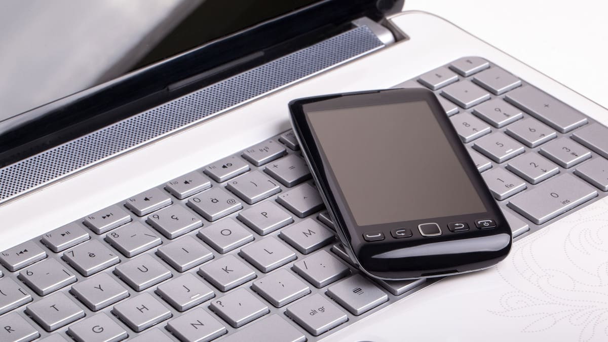 スマートフォンをラップトップの隣に置くことができないのはなぜですか?