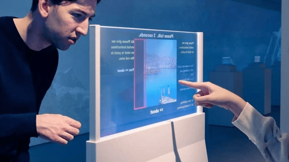 Viene presentato il display Raelclear, che mostra le informazioni da due lati