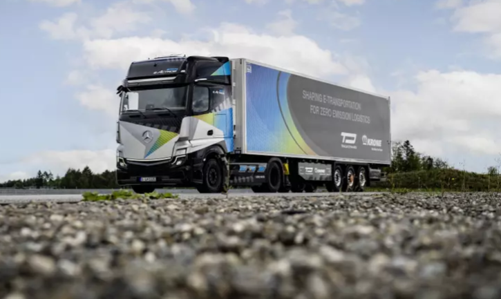 Mercedes-Benz zeigte die Elektrozugmaschine eActros LongHaul