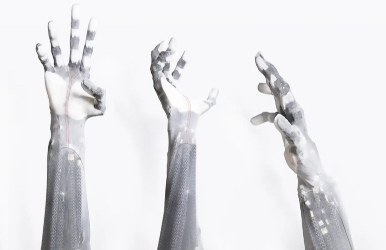 ロボット用の擬人化された義手を作成