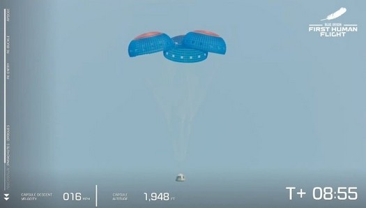 La nuova navicella turistica Shepard con Jeff Bezos atterra con successo dopo un volo suborbitale