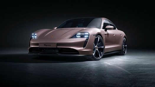 Porsche Taycan 전기 자동차는 매우 인기가 있지만 Porsche는 전기 트랙션으로 완전히 전환하지 않습니다.