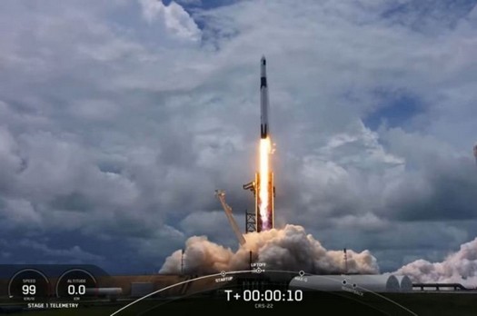 SpaceX, ISS 승무원을위한화물이 포함 된 Dragon Ship 출시