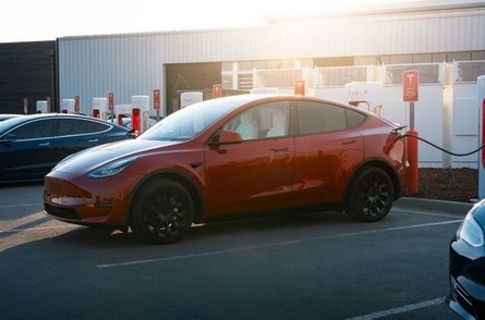 テスラは、米国市場に446kmの範囲のモデルYの新しいバージョンを登録しました