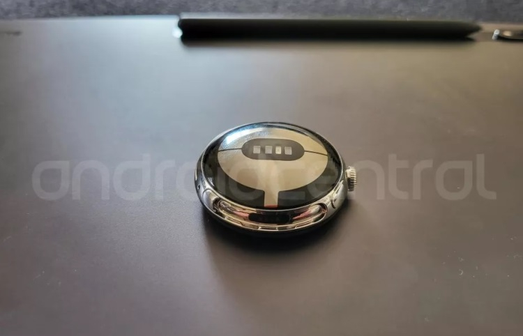 레스토랑 방문자가 프로토타입 스마트 시계 Google Pixel Watch를 찾았습니다.