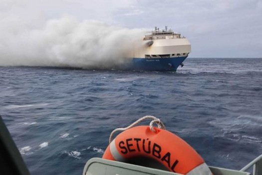 I veicoli elettrici a bordo hanno reso difficile estinguere l'incendio sulla Felicity Ace: dalla scorsa settimana continua a bruciare in alto mar