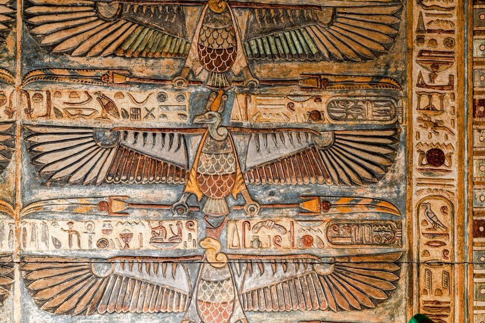 Imponenti affreschi sul soffitto scoperti nel tempio di Khnum a Esna